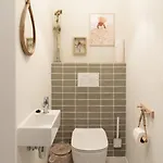 Modern 2-bedroom With Balcony *