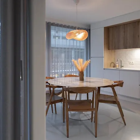 Modern 2-bedroom With Balcony 아파트 *